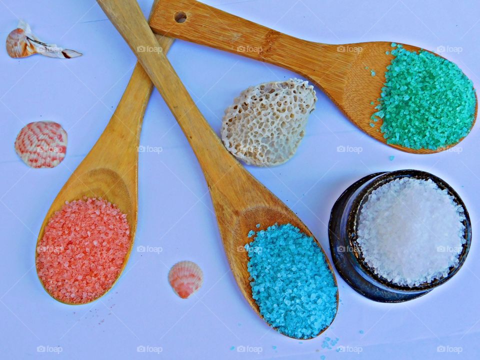  Flat lay photo - a bird's eye view of an array of carefully arranged objects. Colorful salts arranged symmetrically with sea shells 