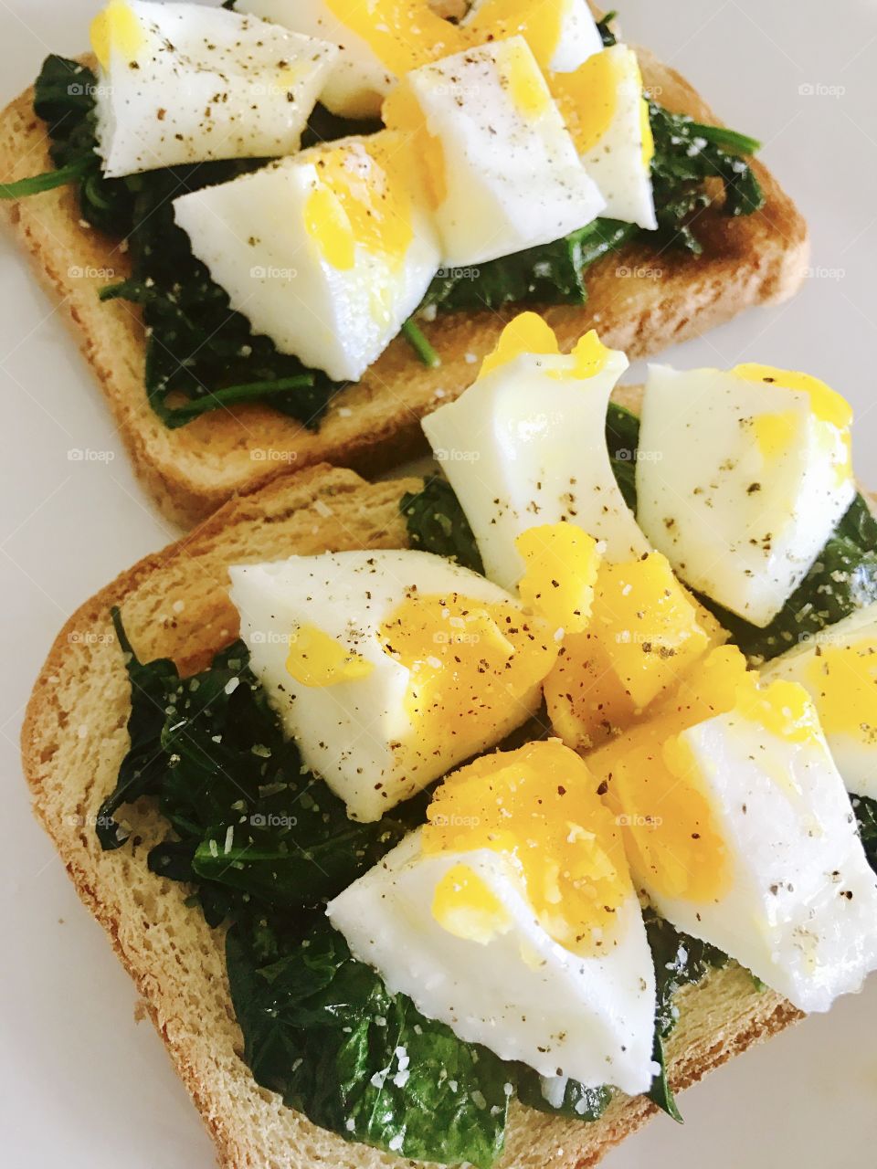 Egg and spinach toast