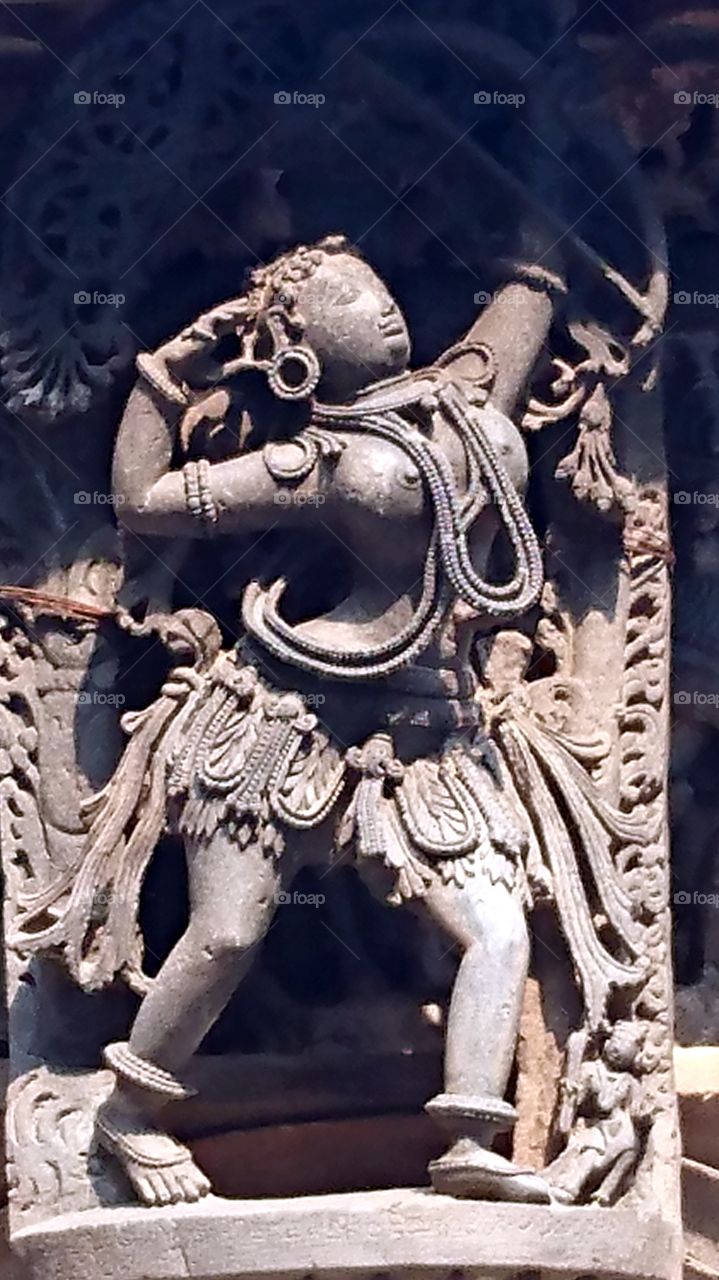 Belur Chennakeshava temple Apsara - using bow