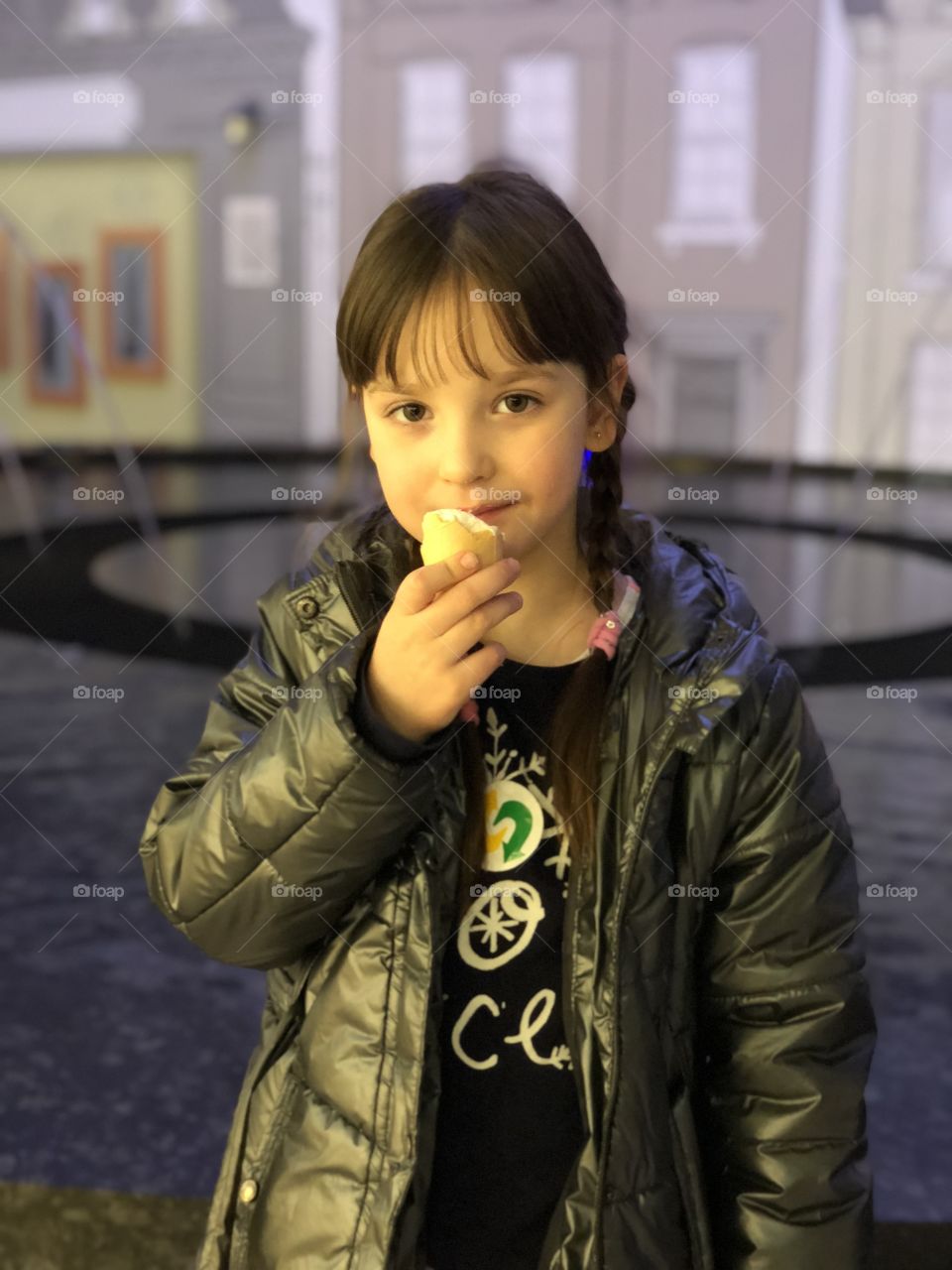 Litle girl eating ice creams