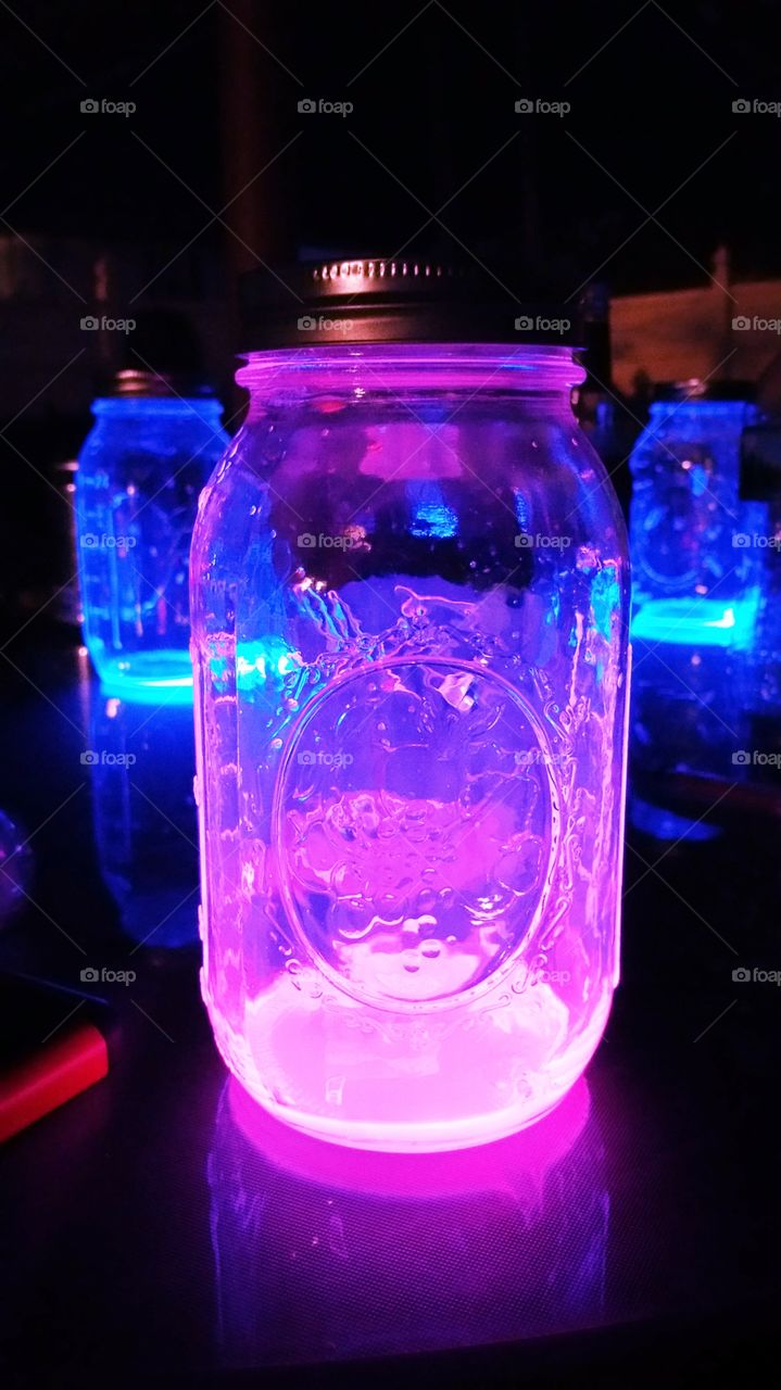 Just when you think you have found every use for Mason jars...Mason jars meet glow sticks