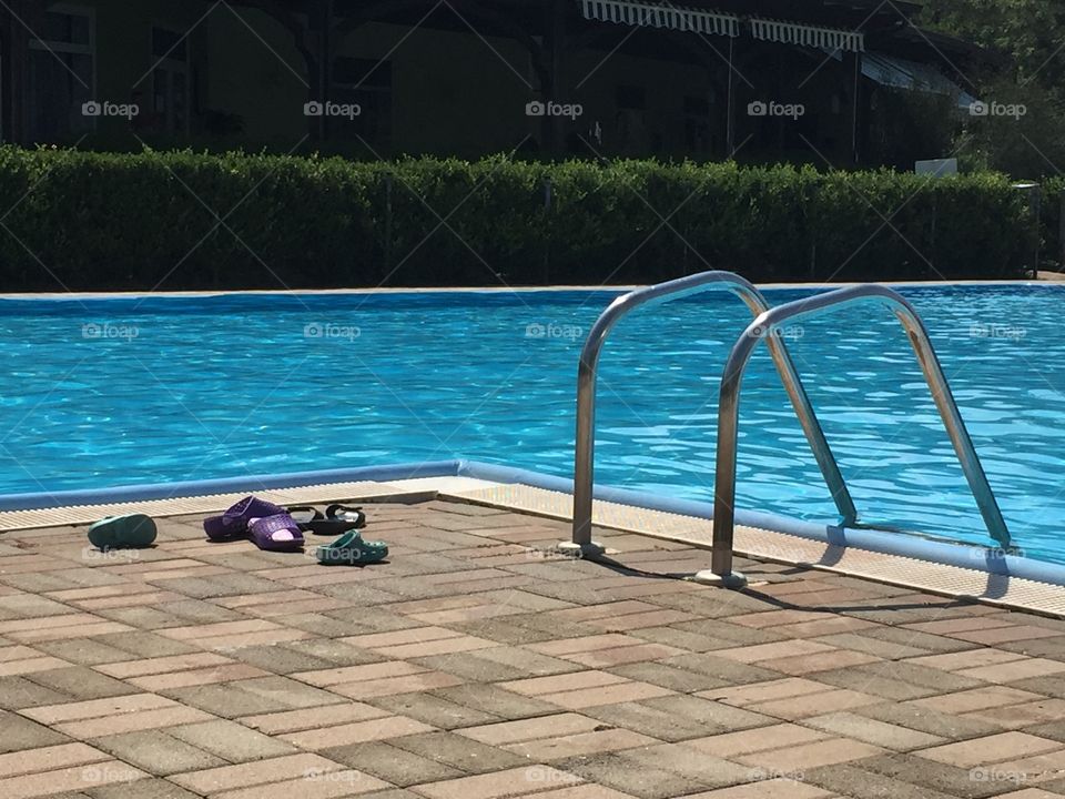 Mini ciabattine di bimbi scatenati in piscina 