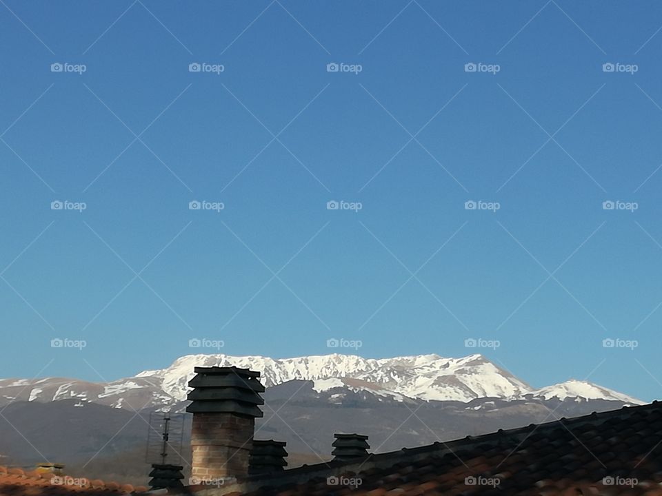 What a cold wether!
 Whit this snow in the mountain, we've to turn on the fireplace