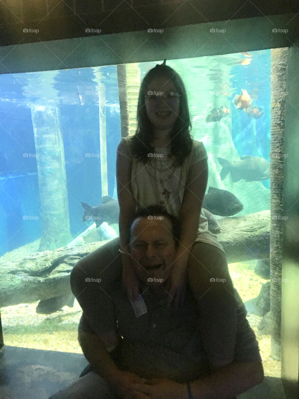 🇧🇷 Ser pai é fazer a filha feliz a todo custo. Brincando em visita ao Aquário de Santos, litoral do Brasil. / 🇺🇸 Being a father is making your daughter happy at all costs. Here, playing in visit to the Aquarium of the city of Santos, coast of Brazil.