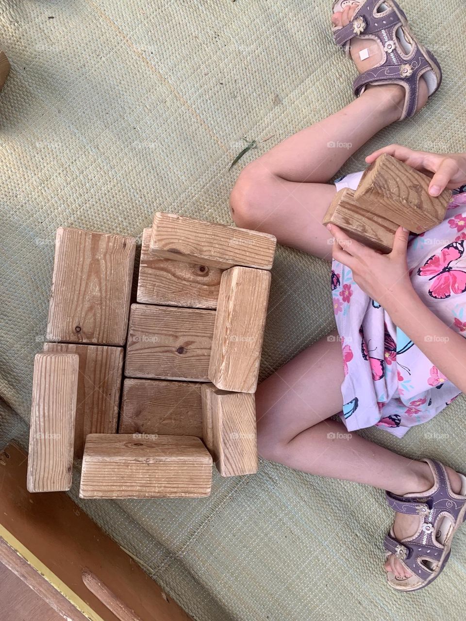 Girl play with wooden blocks 