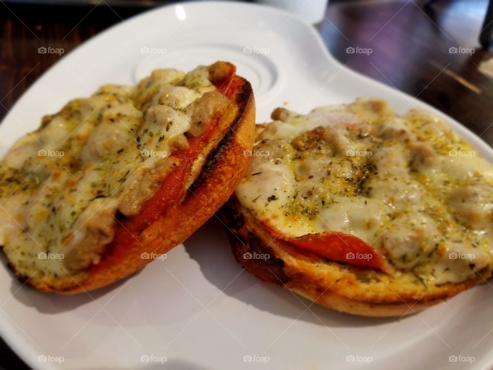 pizza bagel