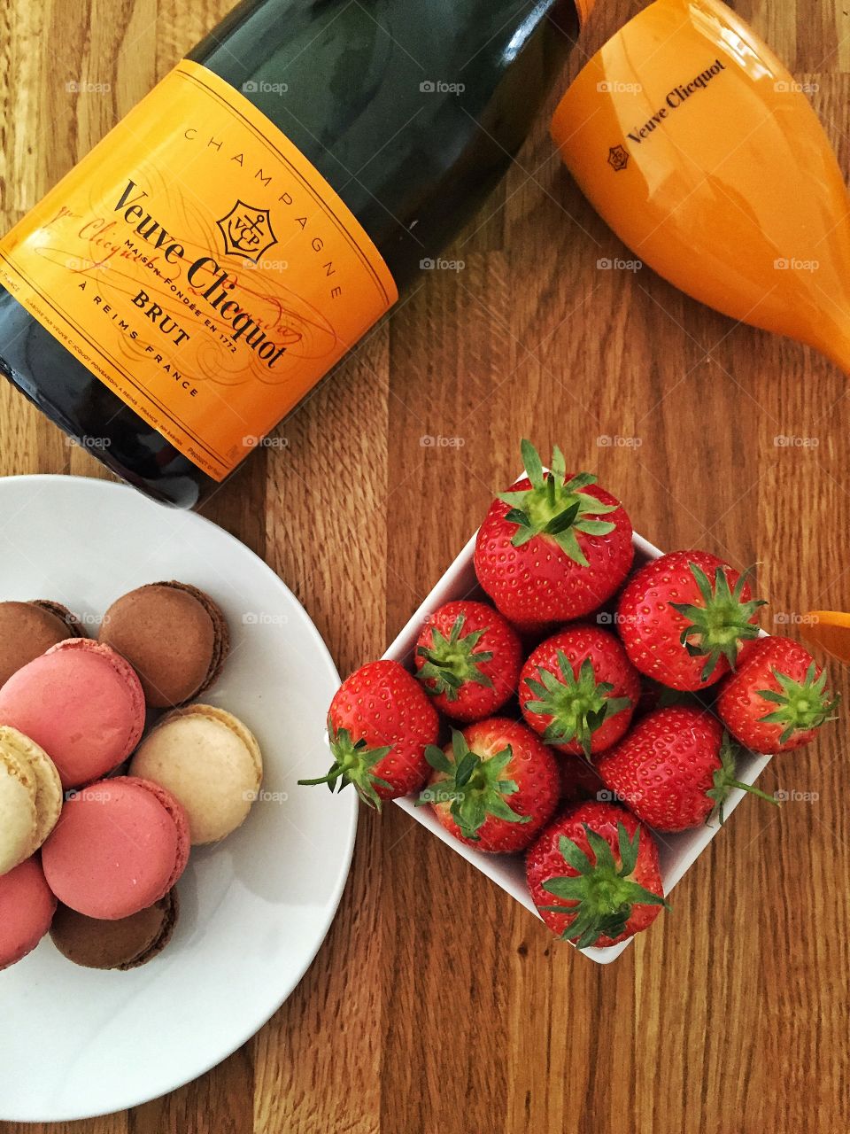 Champagne and macaroons 