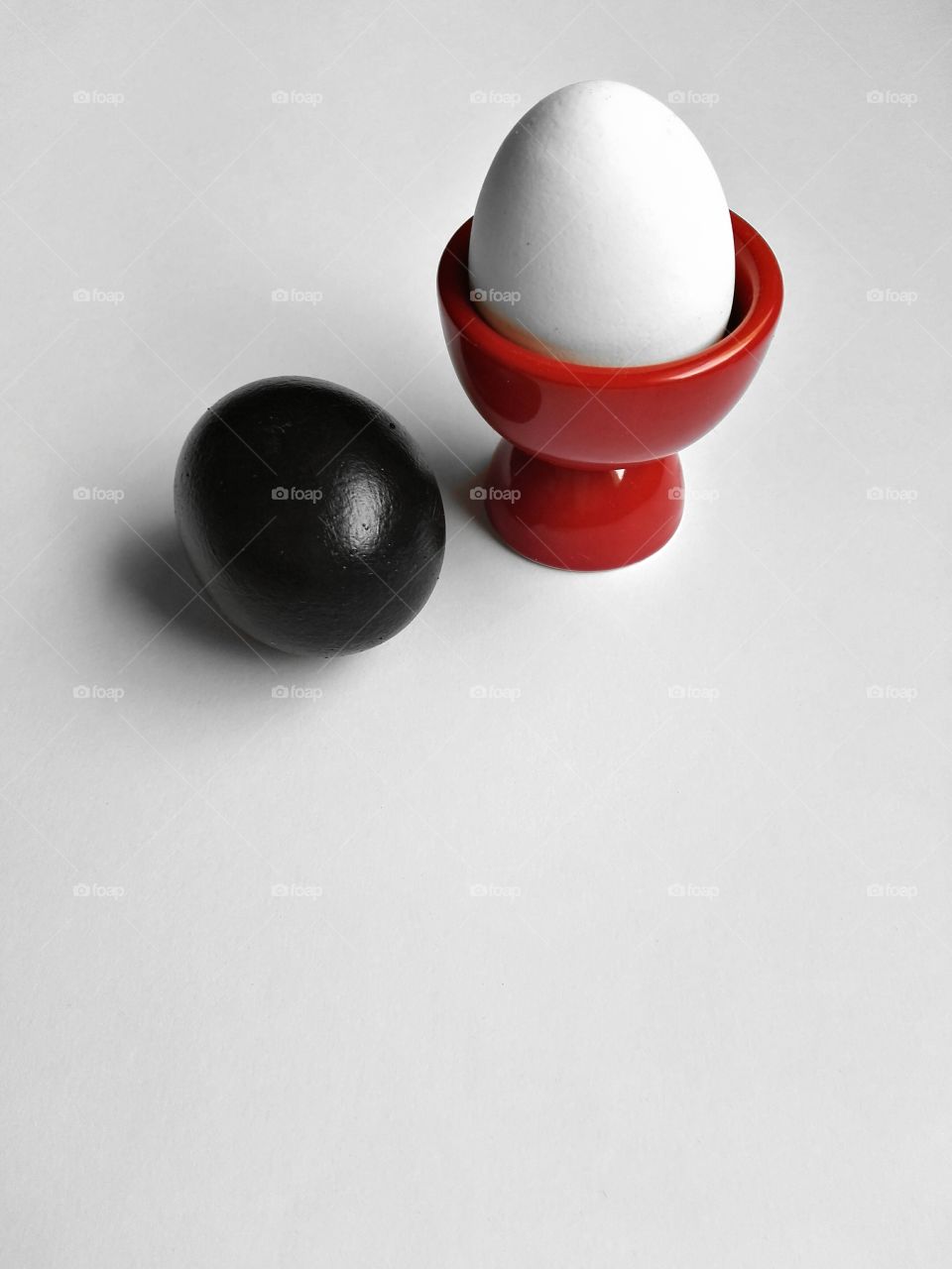 eggs red, black, white