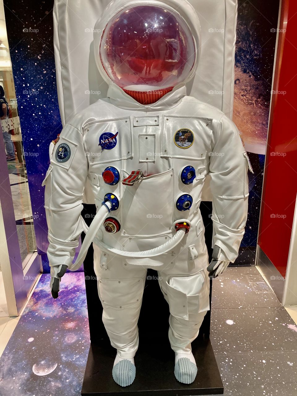 Que legal! Uma exposição de equipamentos utilizados pela NASA em suas missões espaciais, no Shopping Eldorado, em SP.
Na foto, um traje de astronauta de uma Missão Apolo 