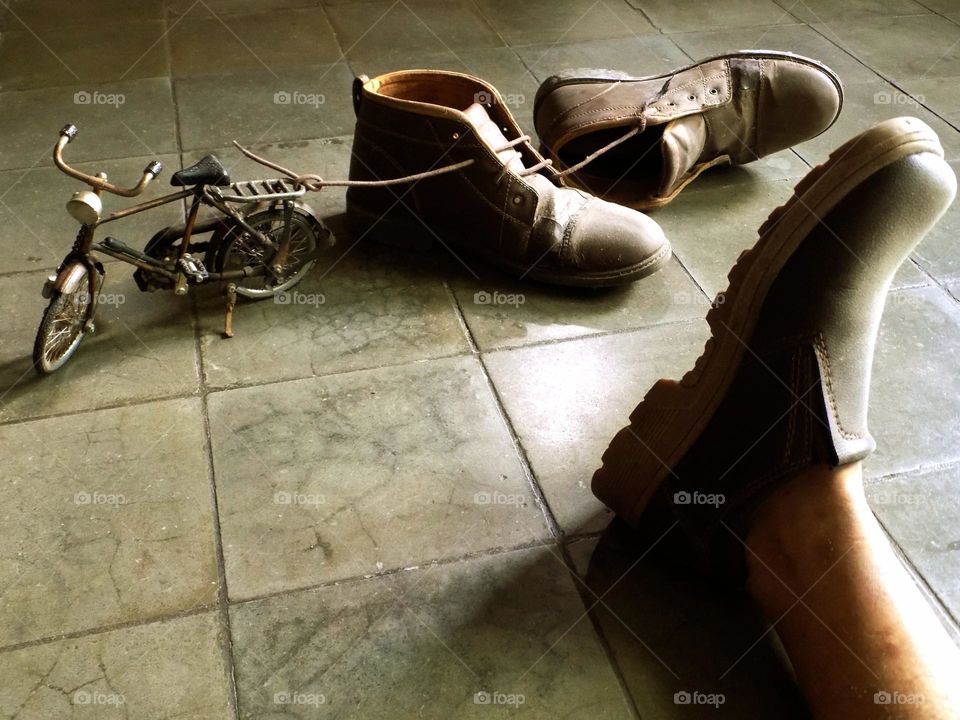 From the world of liliput, a giant shoe was stolen