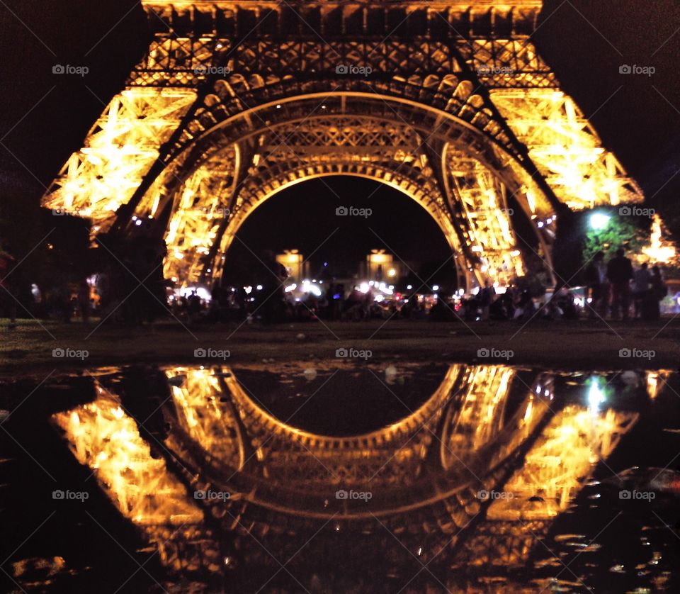 eiffel tower reflection in the water by night 