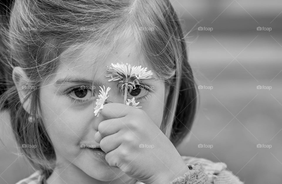 Close Up photograf of a girl with country flowers in her hand