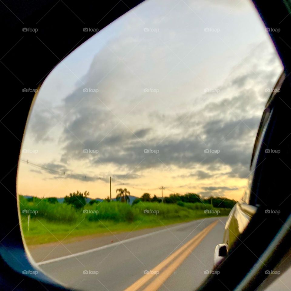 The 7pm flash through the rearview mirror.  Is this Brazilian horizon beautiful or not? / O clarão das 19h, pelo espelho do retrovisor. Esse horizonte brasileiro está bonito ou não?