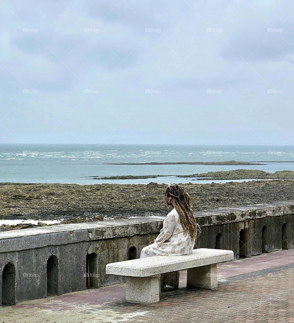 jeune fille face à la mer