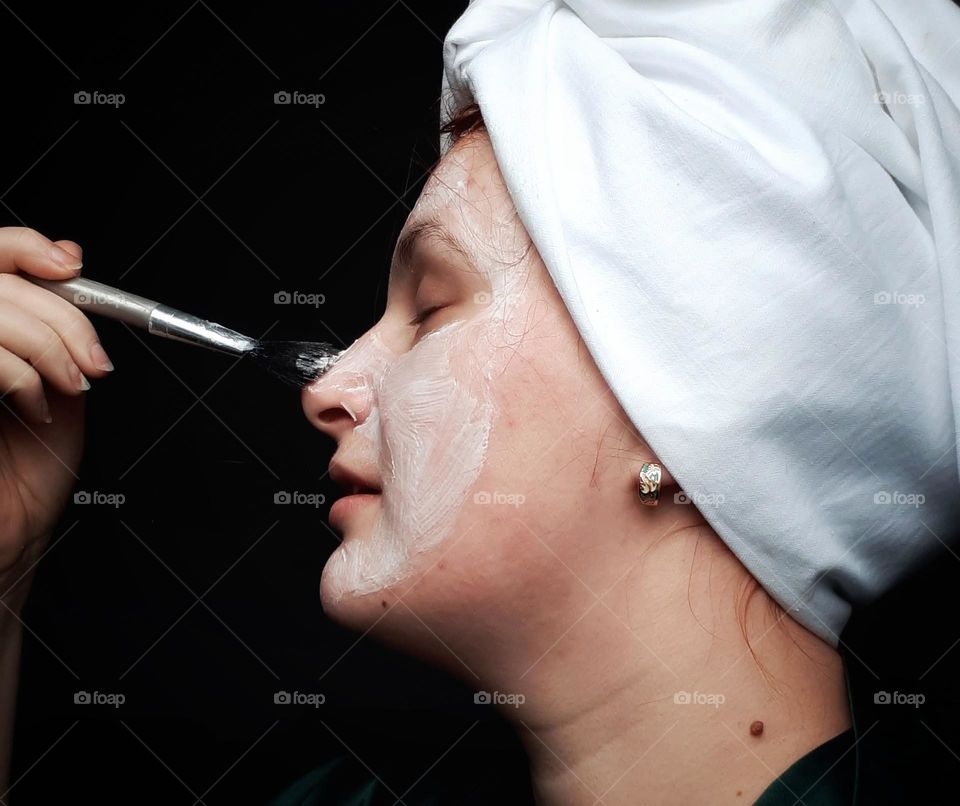 Applying a face creme