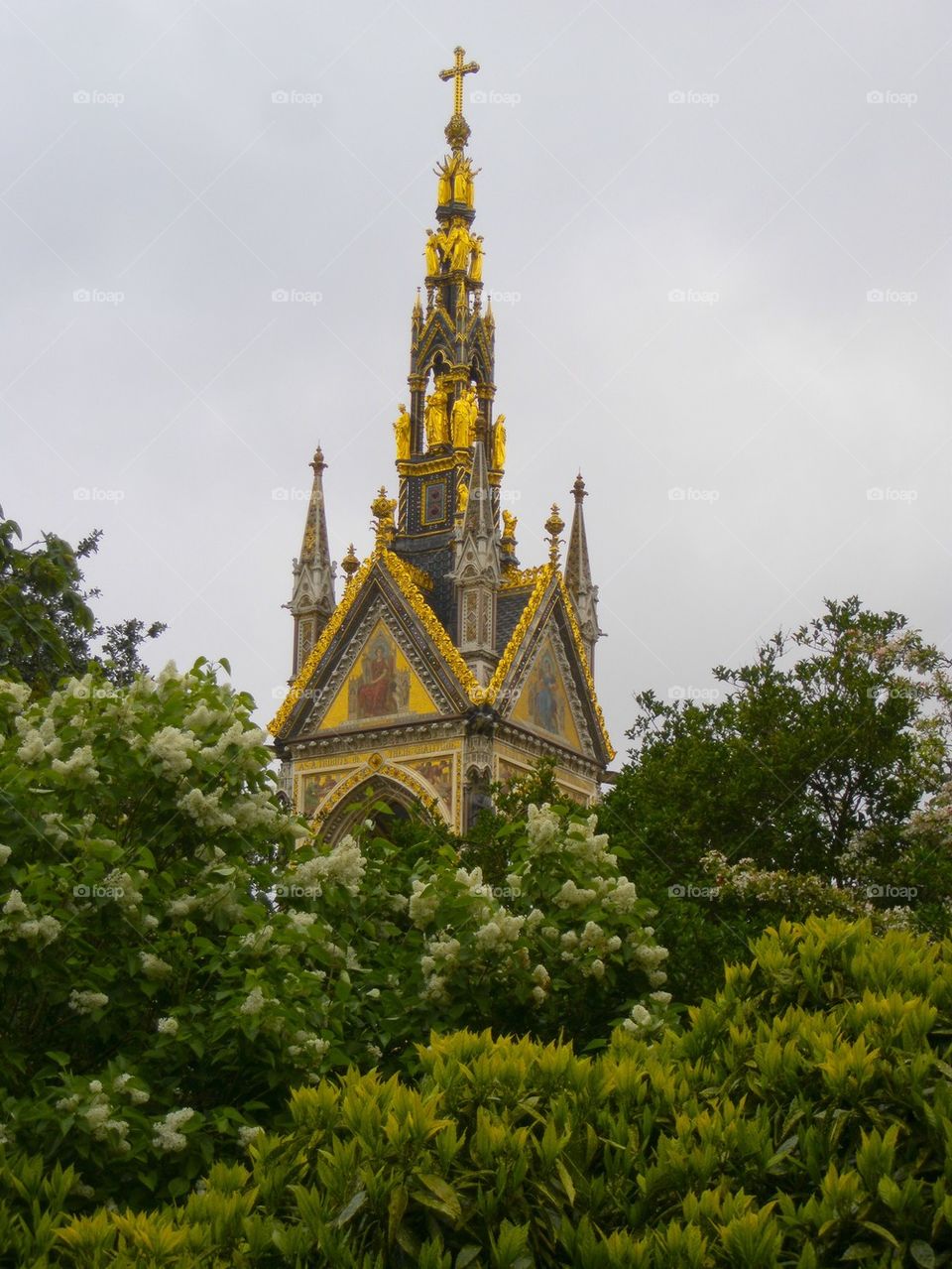 THE MONUMENT AT KENSINGTON PARK LONDON, ENGLAND