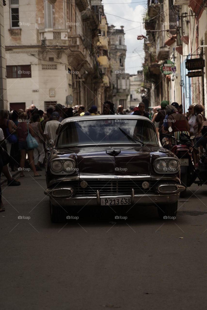 coche negro calles con gente La Habana