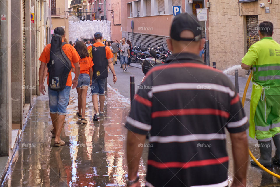 Barrio de Gracia. Primer día de Fiesta. Listos para el verdicto del jurado.
Cleaning streets while the musics go to work