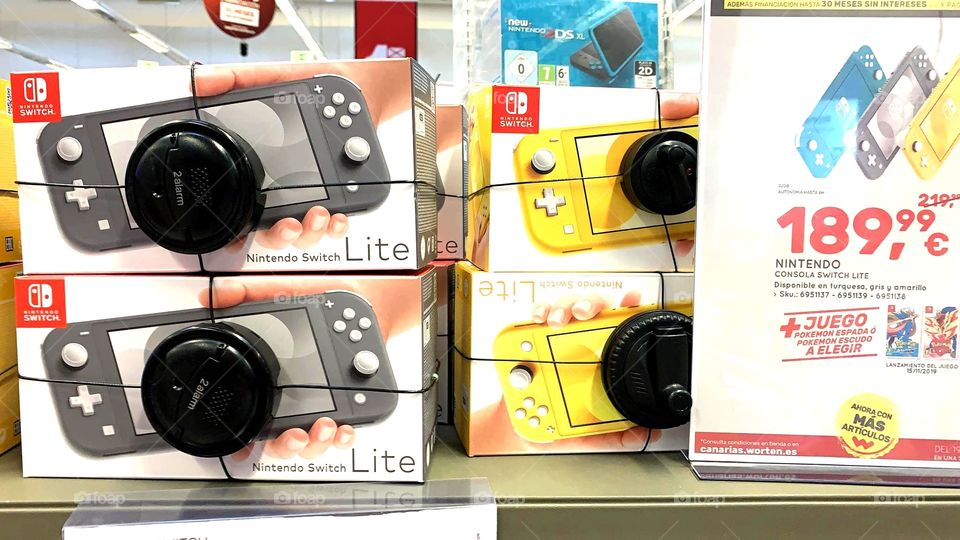 Comienzan las compras navideñas y es posible encontrar ofertas interesantes. En esta foto aparecen unas Nintendo Switch.