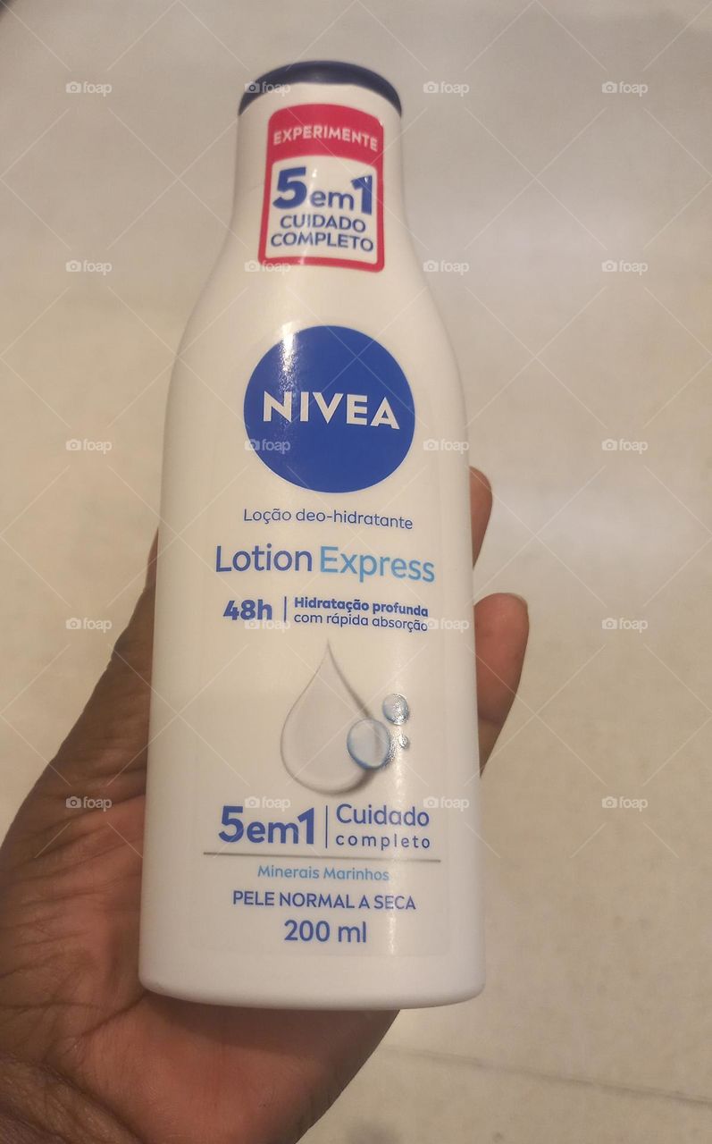 Pele áspera, sem brilho e áreas ressecadas?  A NIVEA Trata sua pele  com carinho.  A loção  deo-hidratante  NIVEA Lotion Express 5 em1, com Minerais marinhos e Sérum de hidratação  profunda,   mantém sua pele hidratada,  viçosa e macia