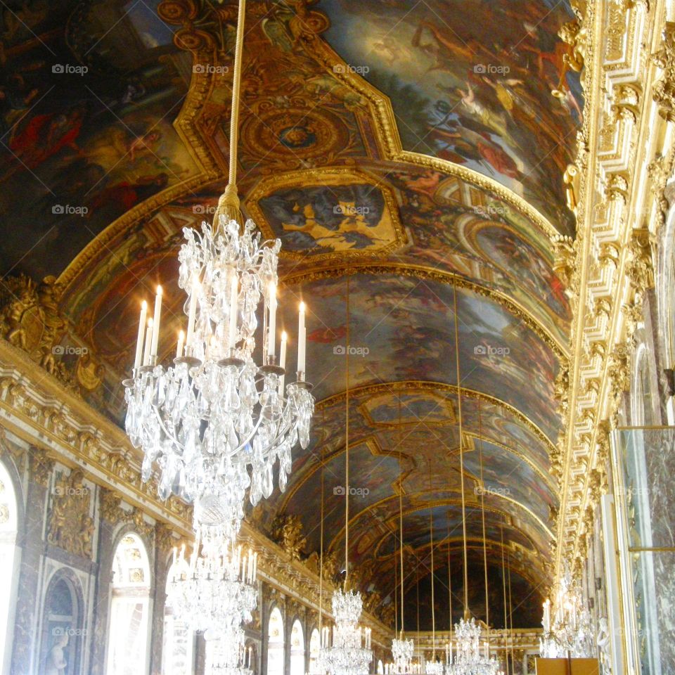 Una impresionante Galería de espejos de Palacio de Versalles nos deja atónitos con el juego de luces en la cristalería de centenares lámparas de la época,  imaginando ver un baile real en la corte francesa del siglo XVII del Rey Sol