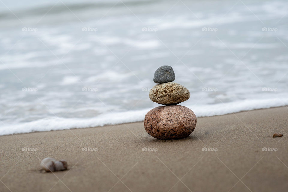 I love the ocean. It calms me and spending time at the shore, fidgetting with whatever I find there and taking pictures, calms me down.