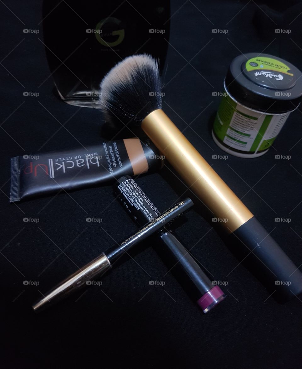 Makeup has become the trend lately and almost every day has one thing that she feels can use to boost her confidence and feel more beautiful. This are my  weapons.