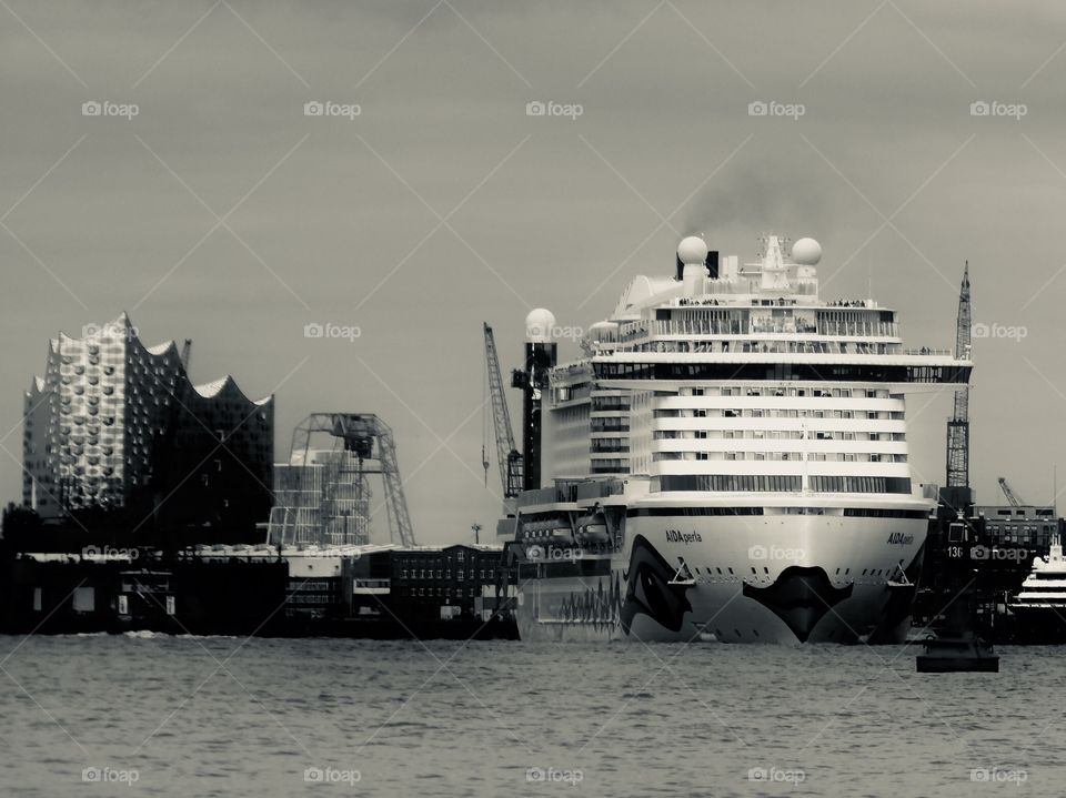Aida Perla - Hamburg Harbour and elbphilharmonie black&white 