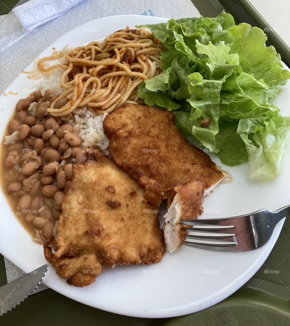 Fazia tempo que eu não comia um “#bandeijão”. Estou lecionando neste sábado no prédio do Senai de Campinas, e aqui na cantina, esse delicioso prato de comida custa R$ 13,50!
Quem disse que não tem coisa barata por aí?
🍴
#BomAlmoço!