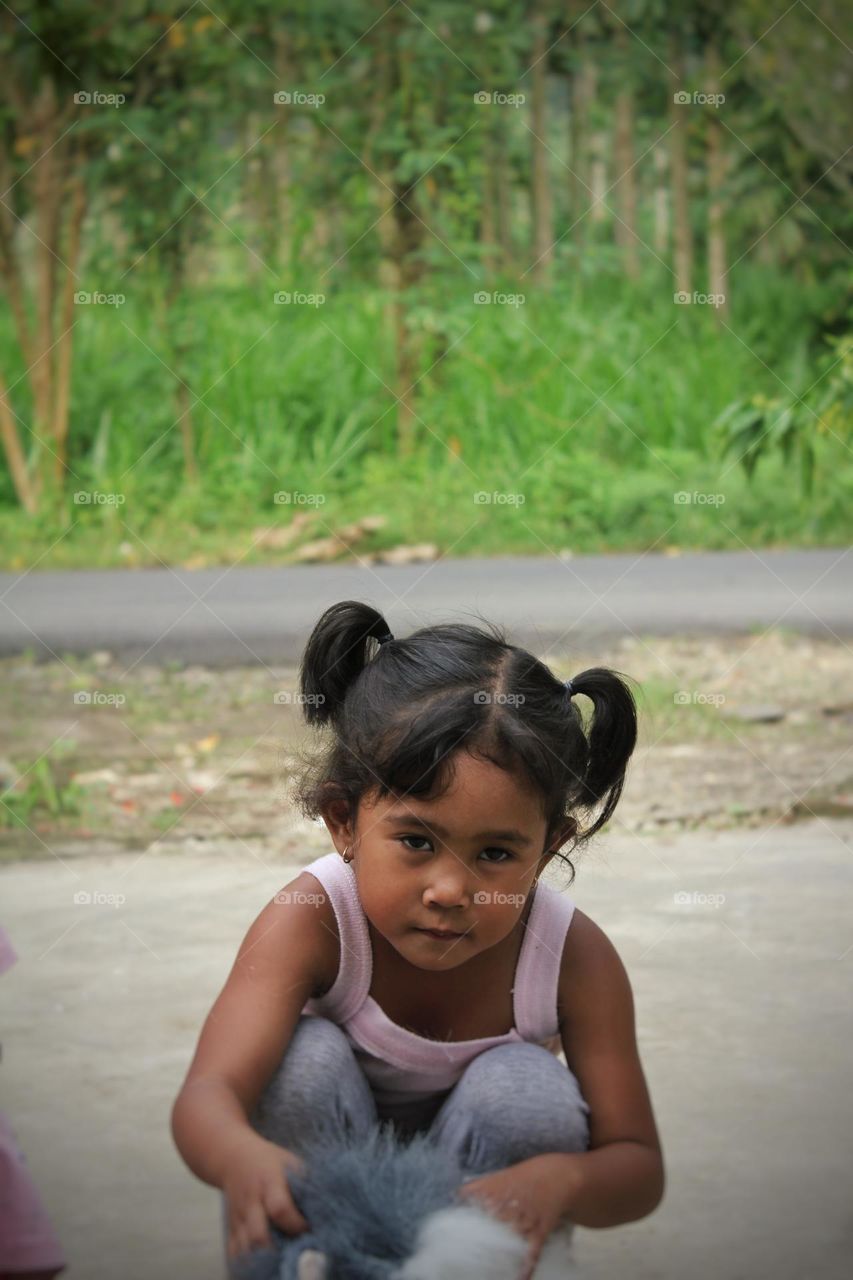 model anak wanita ku dia suka sekali jika saya megarahkan kamera dan dia selalu melakukan senatural mungkin untuk di photo model anak perempuan kecil yang manis