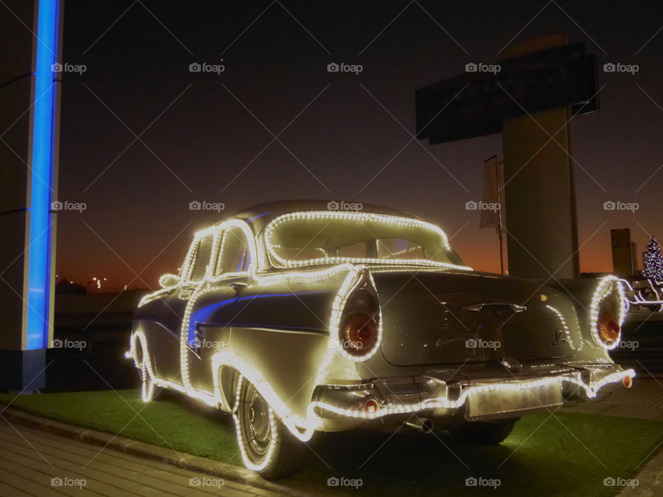 coche antiguo con información led en estas fechas navideñas