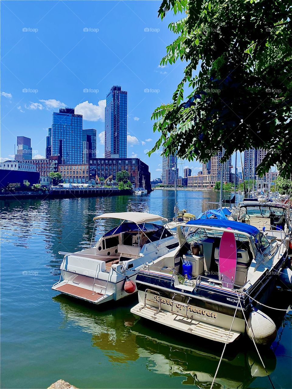 „Newtown Creek“ by the „Pulaski Bridge“ in LIC  offers views all around the city of „New York“. Across the „East River“ we see „Greenpoint“, Bklyn, closest to us „Queens“ and straight ahead in the far distance „Manhattan“. 2023. Hypnotic Productions