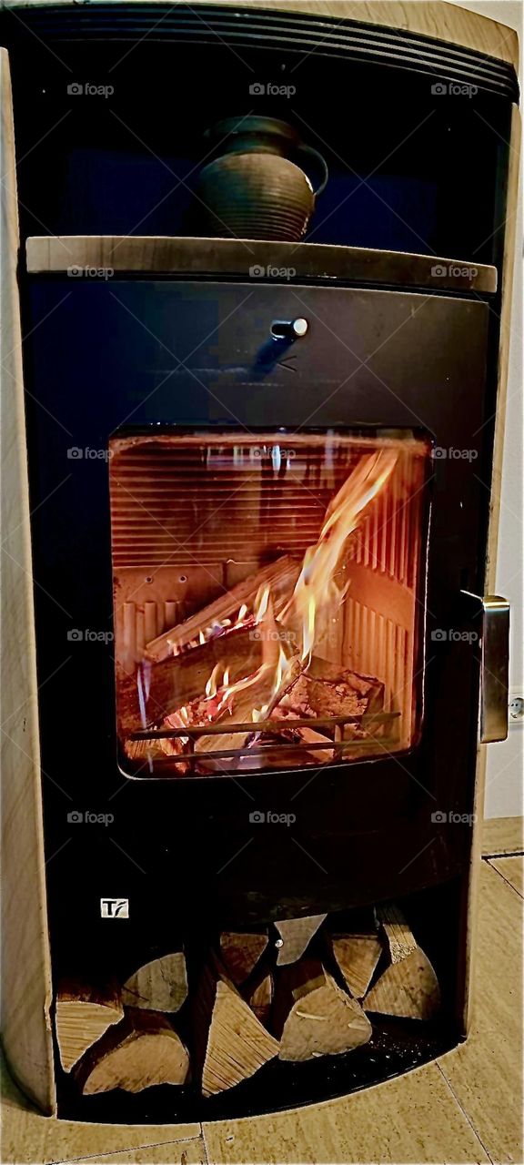 This is where the firewood will eventually end up: in this large fireplace with a front window. It will keep the living room in the house in „Bavaria“ warm. 2023. Hypnotic Productions