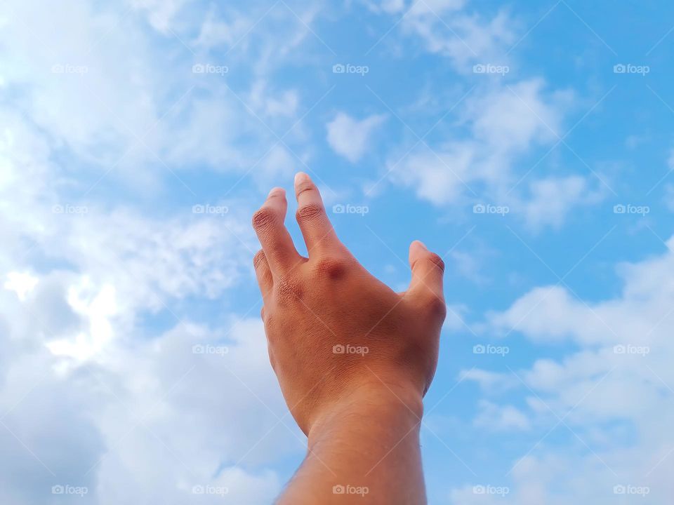 hand to the sky☁️✋🏼