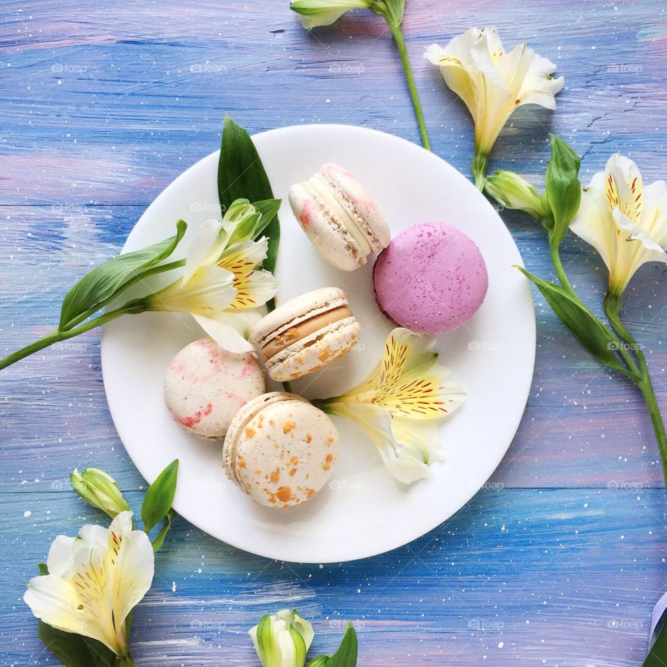 Tasty macaroons with flowers