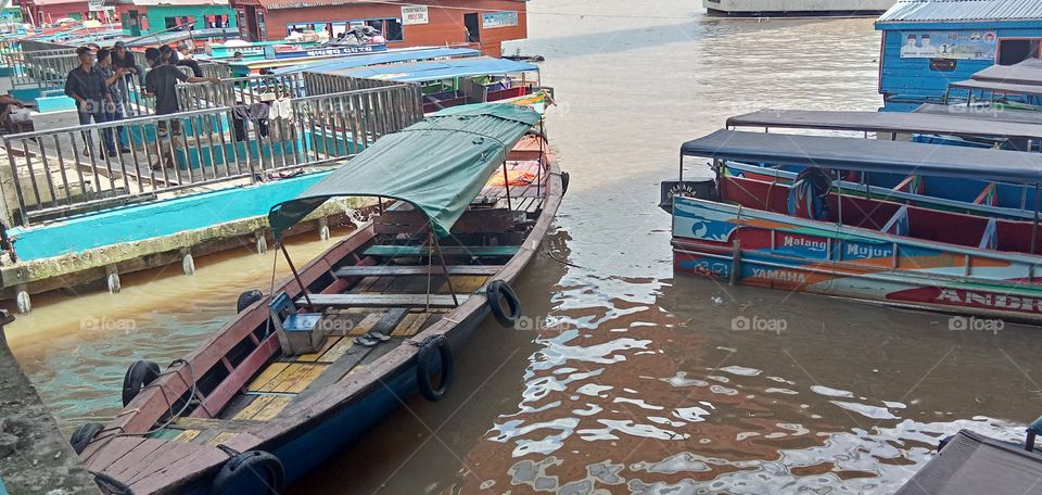 perahu di dermaga sungai musi palembang, boat in musi river palembang