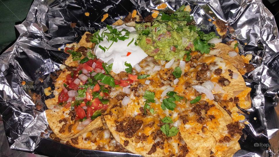 amazing nachos with all the fix-ins