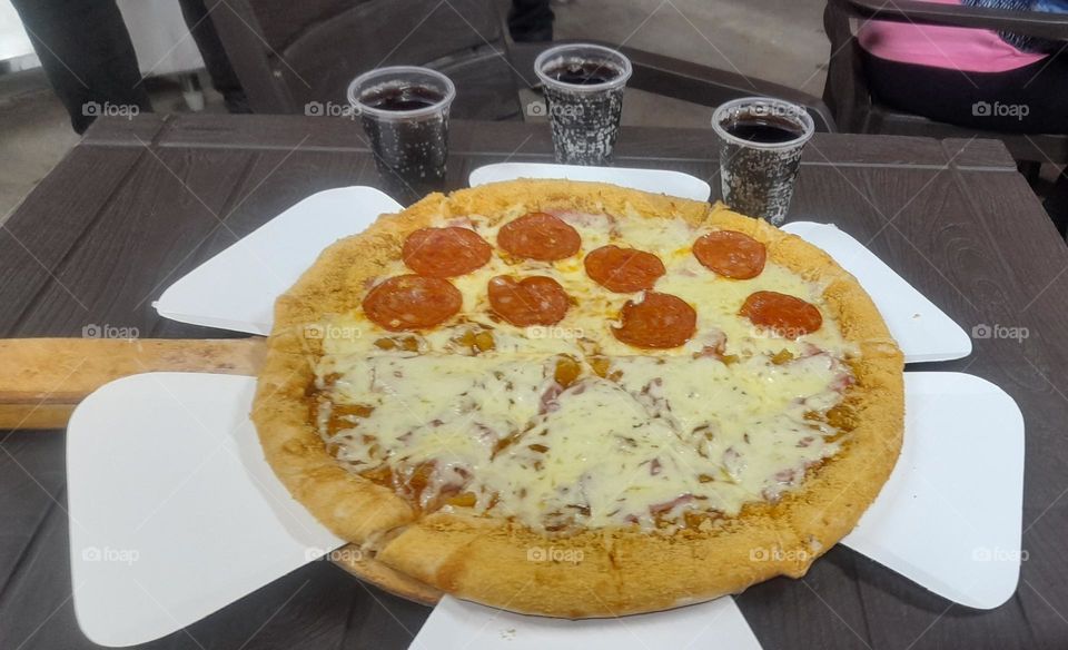 pizza mita peperoni y hawaiana perfecta para poner en menús y publicidad de comidas rapidas