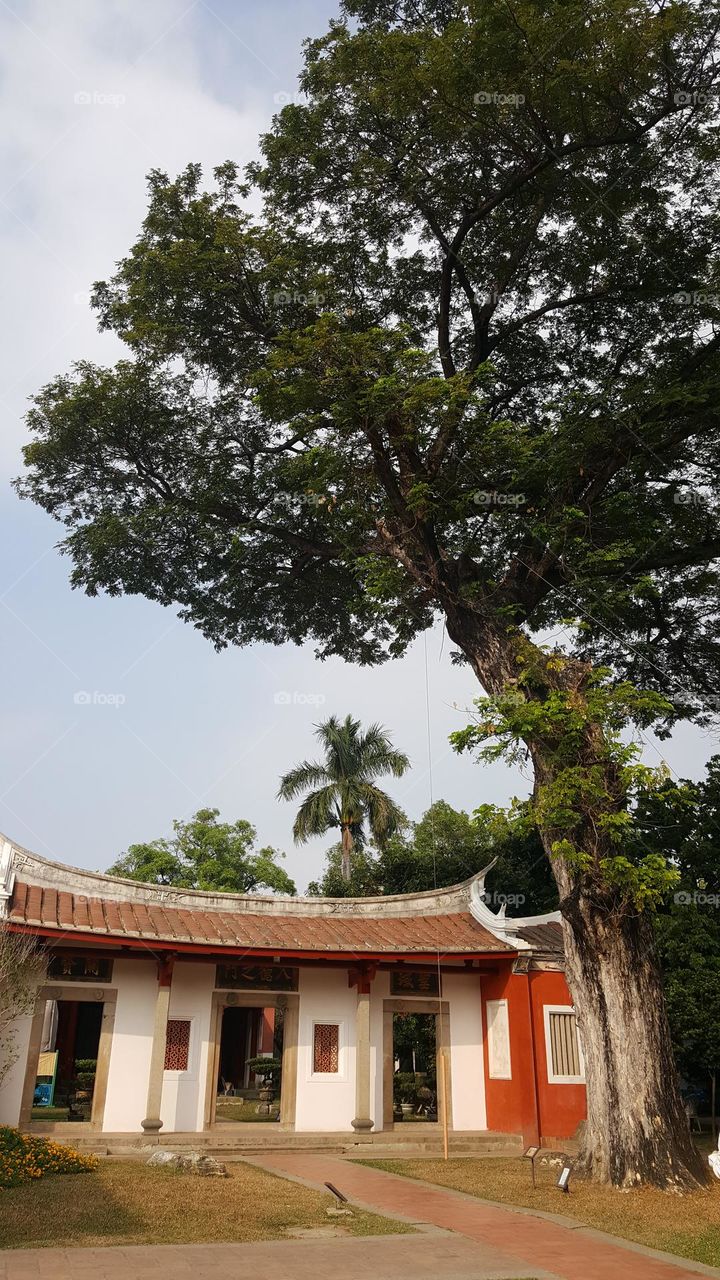 The “Premier Academy of Taiwan” (全台首學) has more than three hundred years of history as a Confucian temple, and it would be safe to say that this place is the heart of Tainan as an ancient capital of culture.
red architecture