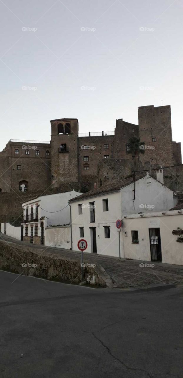 vista parcial del Castillo del Castellar sobresaliendo por encima de las casitas del poblado que lo antecede.