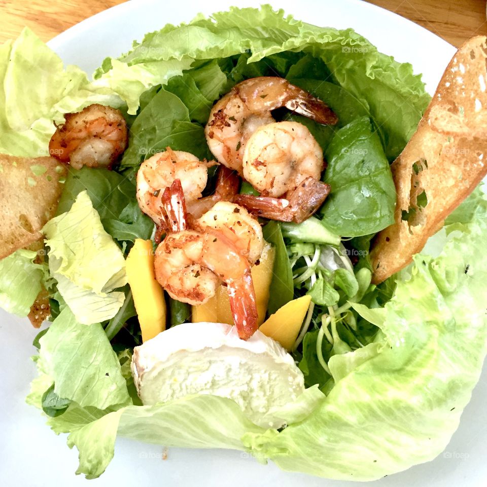 Salad with shrimps, mango and goat cheese