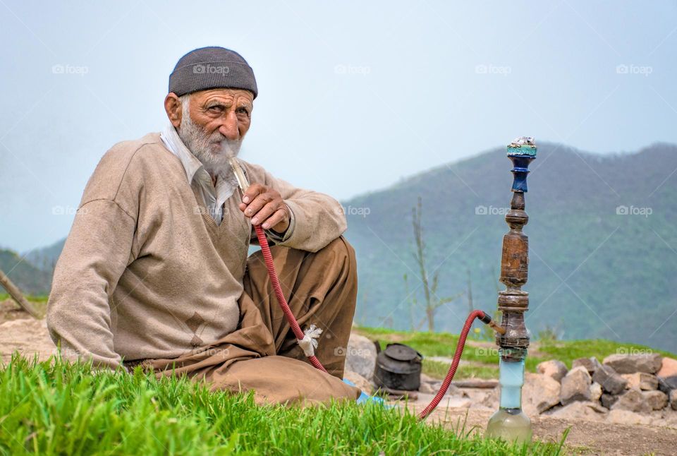 old man and hookah