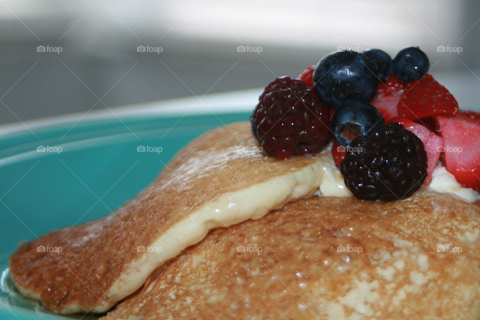 Pancakes with Berries 