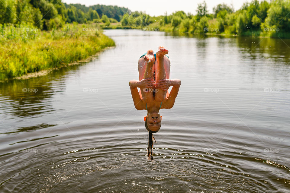 Girl is jumping in the water, making Salto, girl