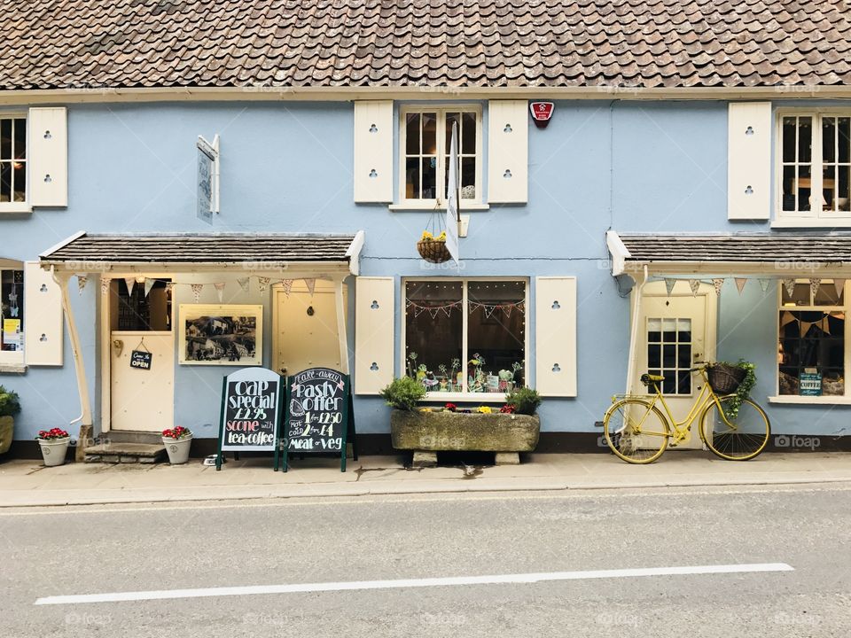 a pretty café in the cheddar village