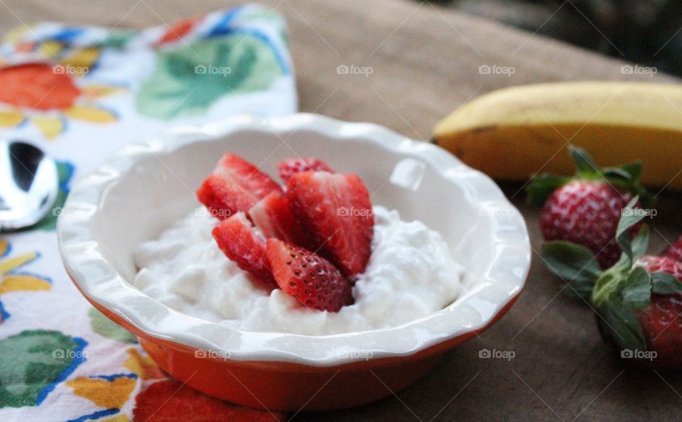 Cottage cheese and berry fruit in bowl