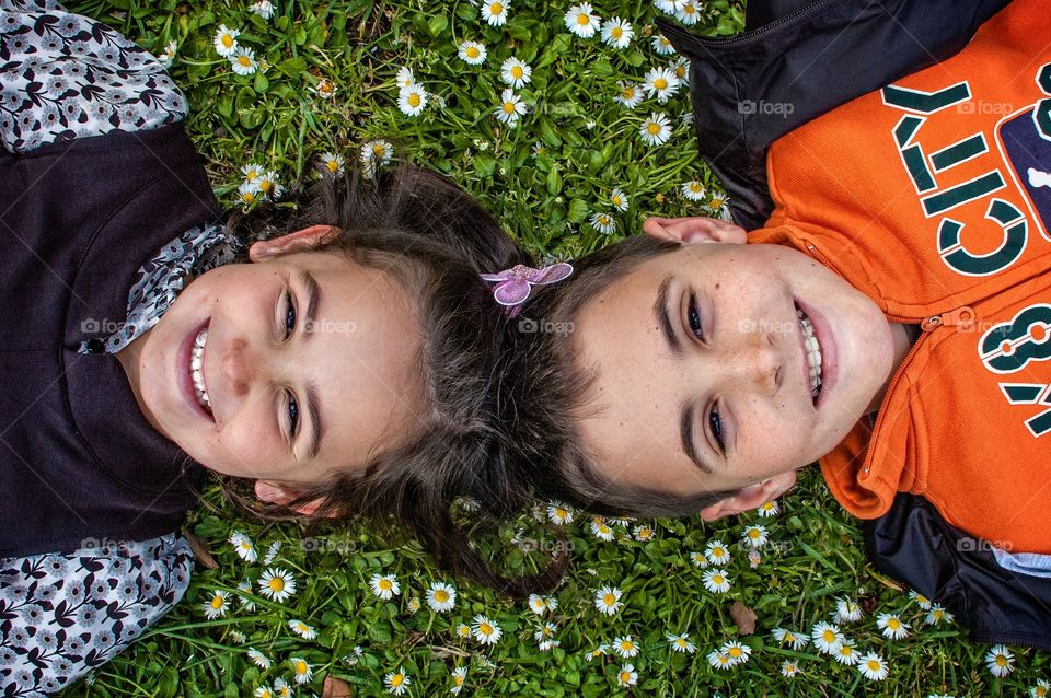 Children lying on the grasa