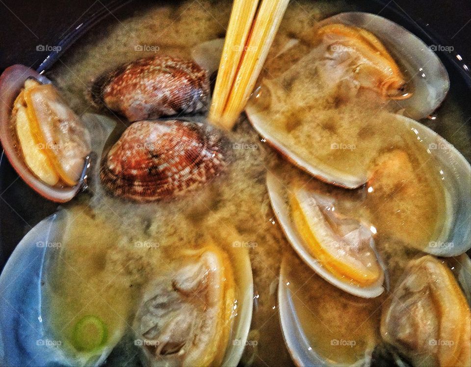 Steamed clams in broth