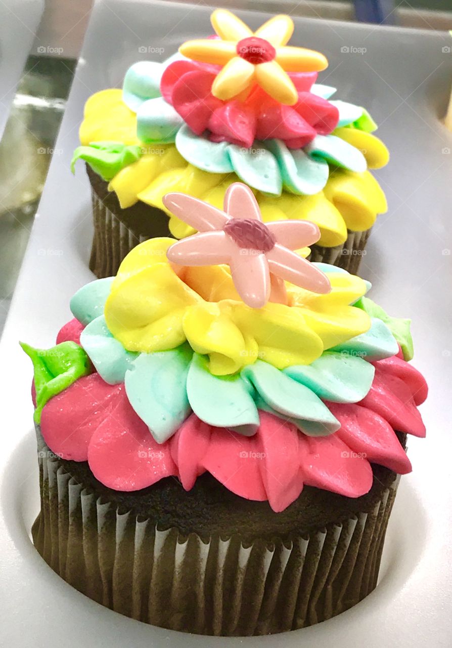 Beautiful, colorful, yummy cupcakes 