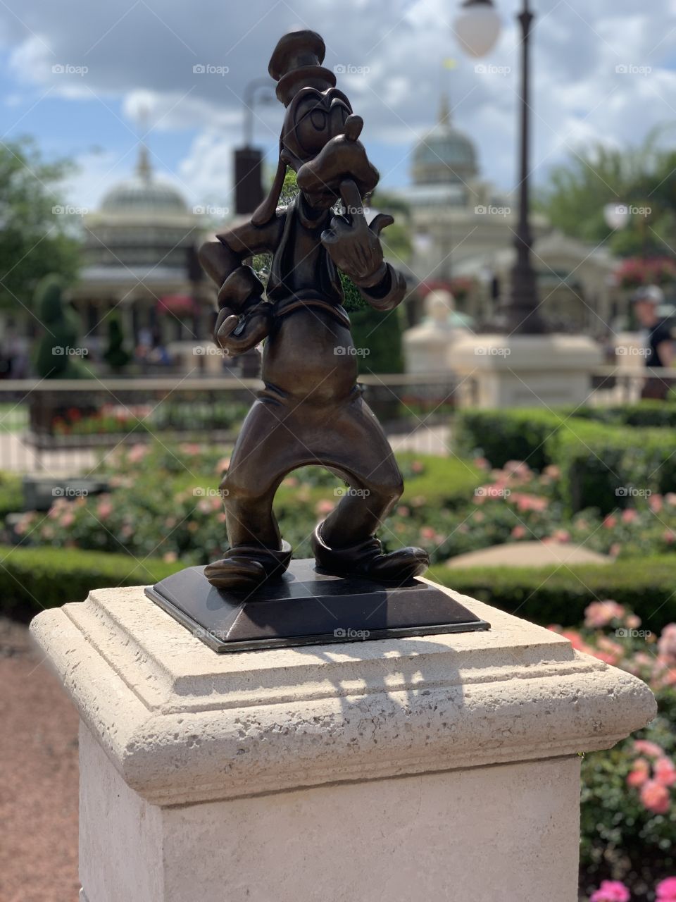 Goofy statue 